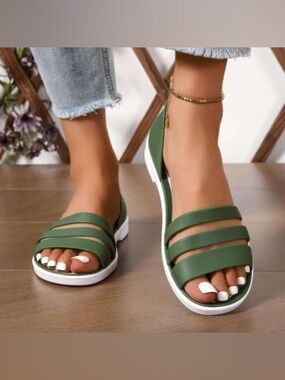 Women’s Size 9 Weeboo Flat Jelly Sandals